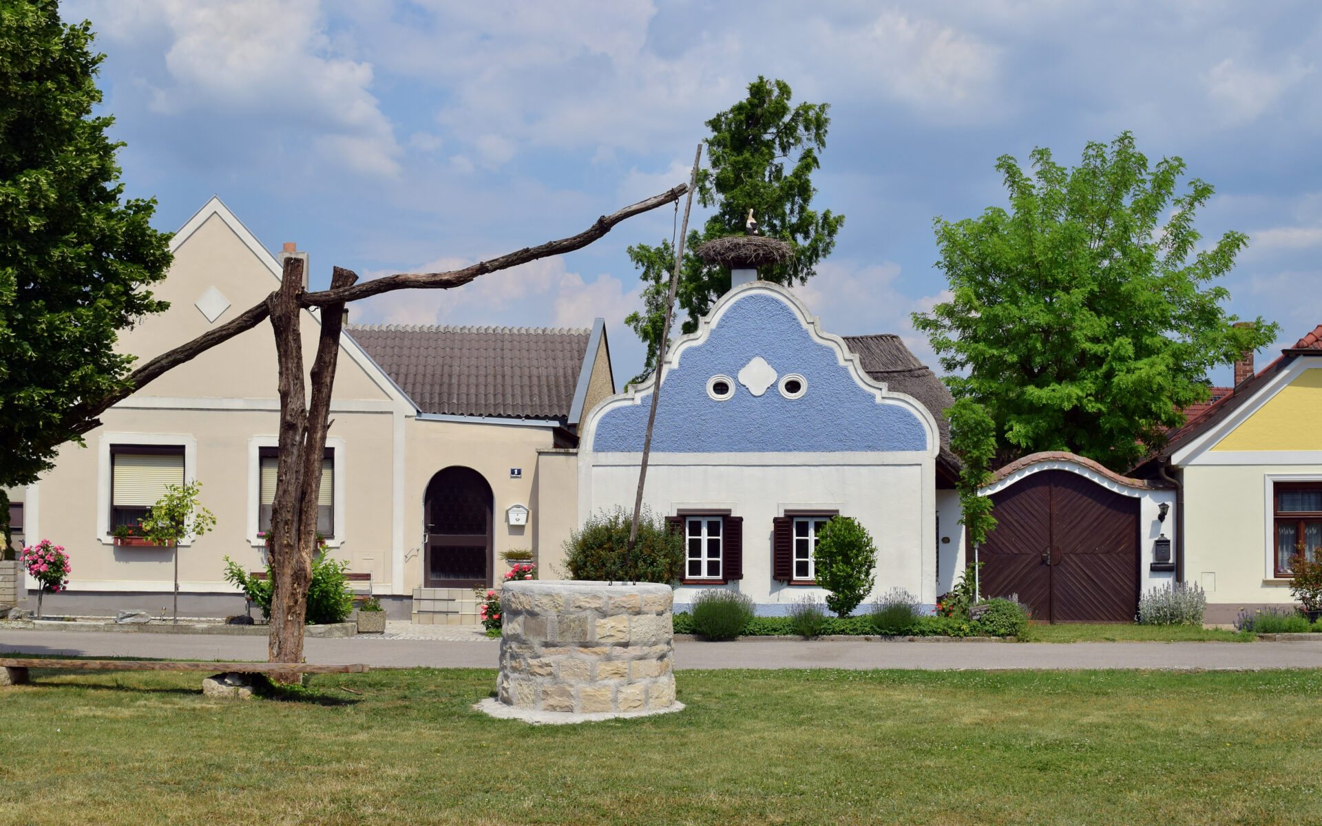 Hufnaglhaus mit Brunnen und Storch