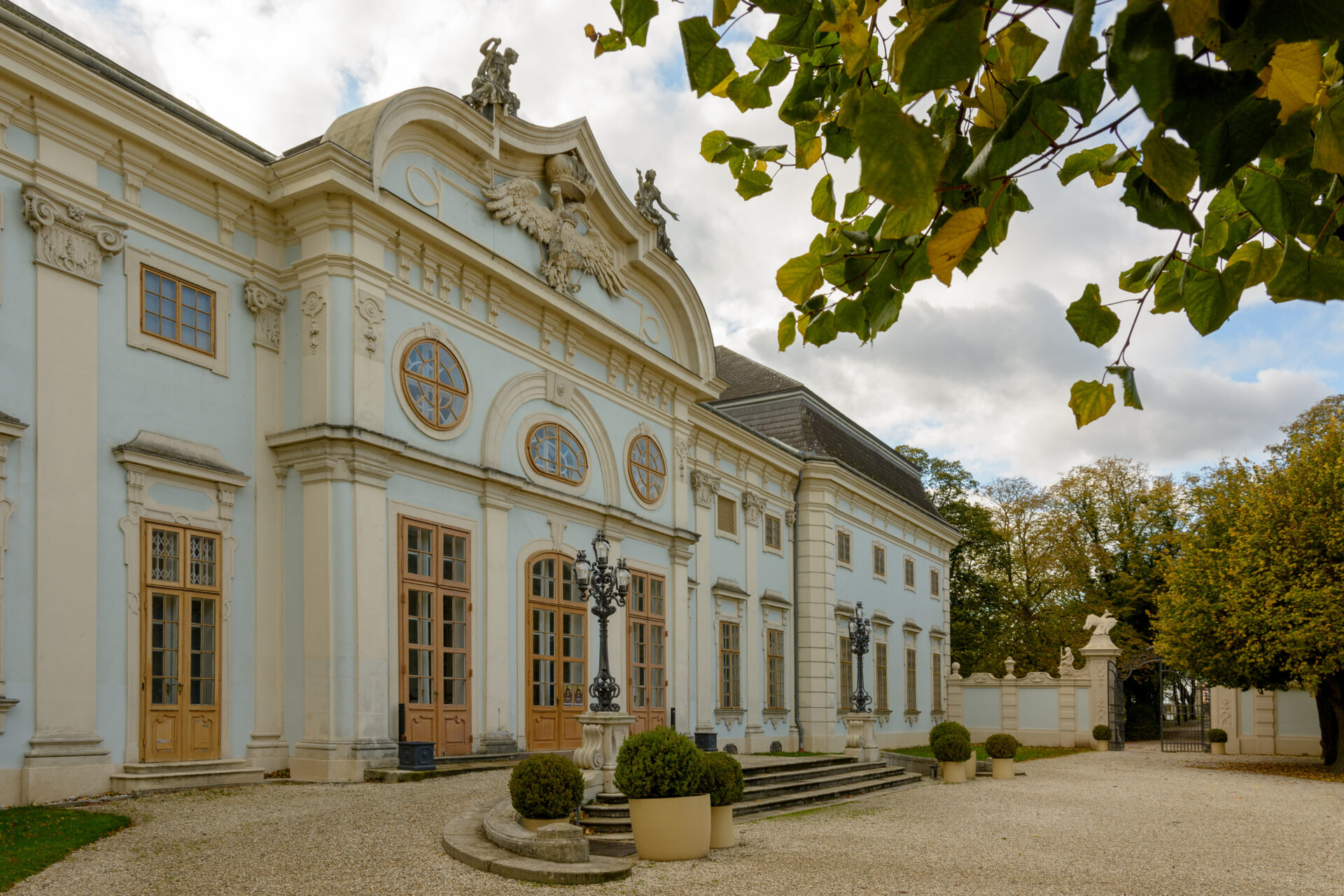 zeigt das Schloss Halbturn