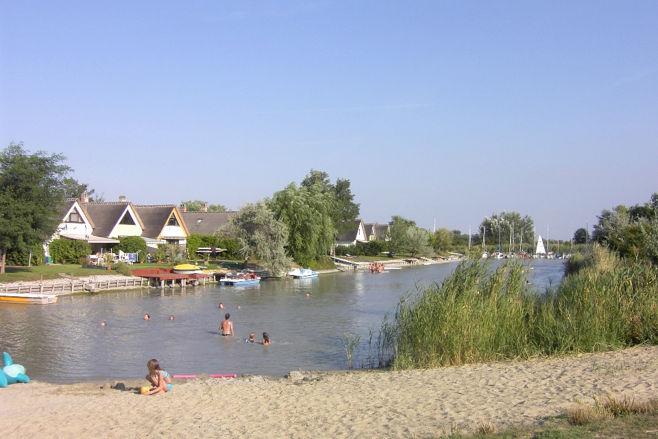 zeigt die Badebucht von Weiden am See